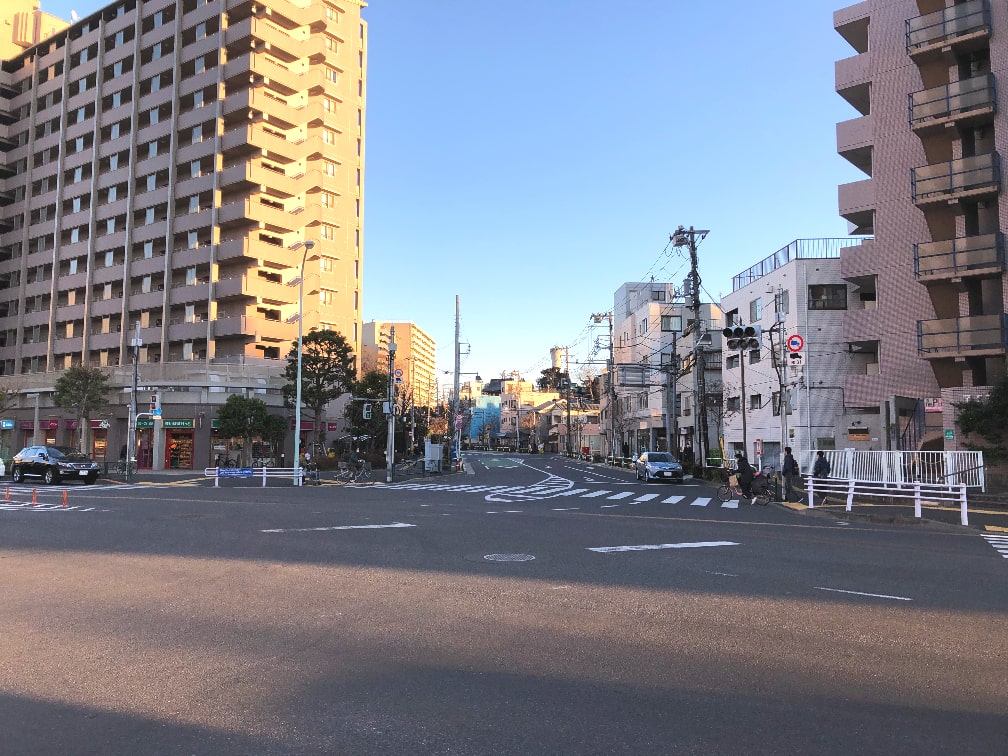 カフェマッカランに向かうには北赤羽駅の赤羽口から出て、桜並木の道をまっすぐ進みます