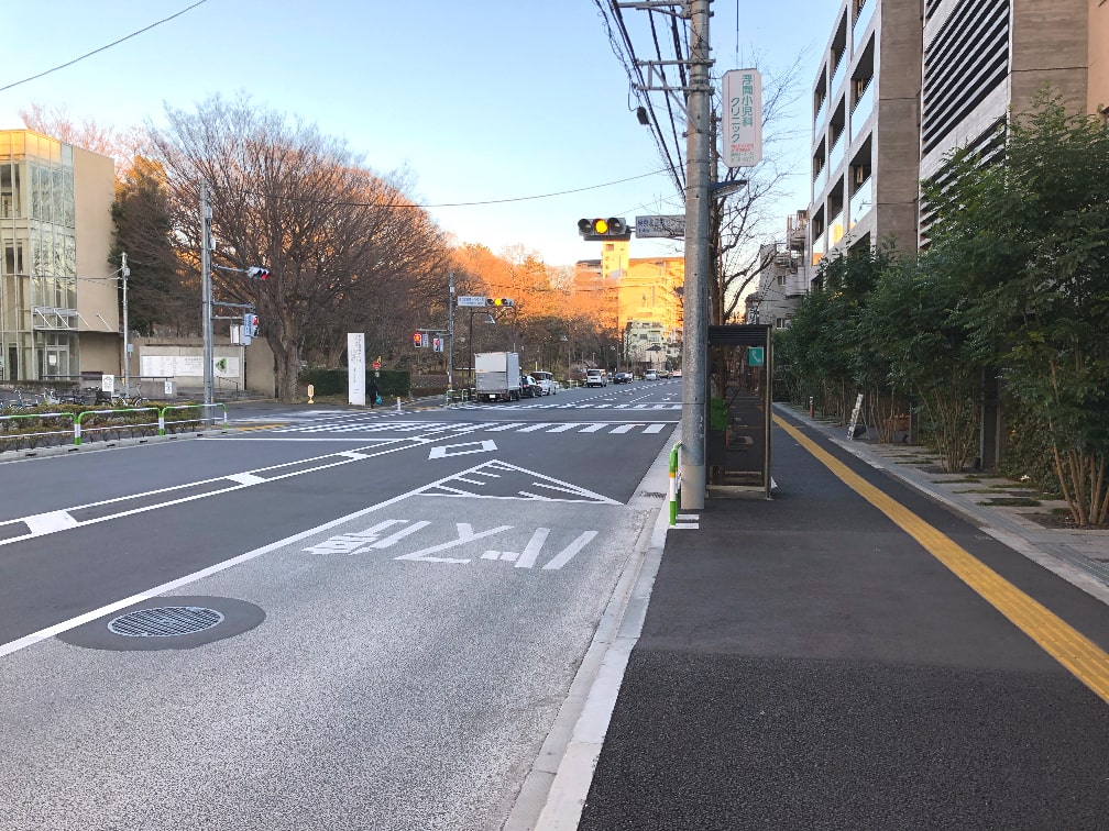 カフェマッカランに向かうには北赤羽駅の赤羽口から出て、桜並木の道をまっすぐ進みます