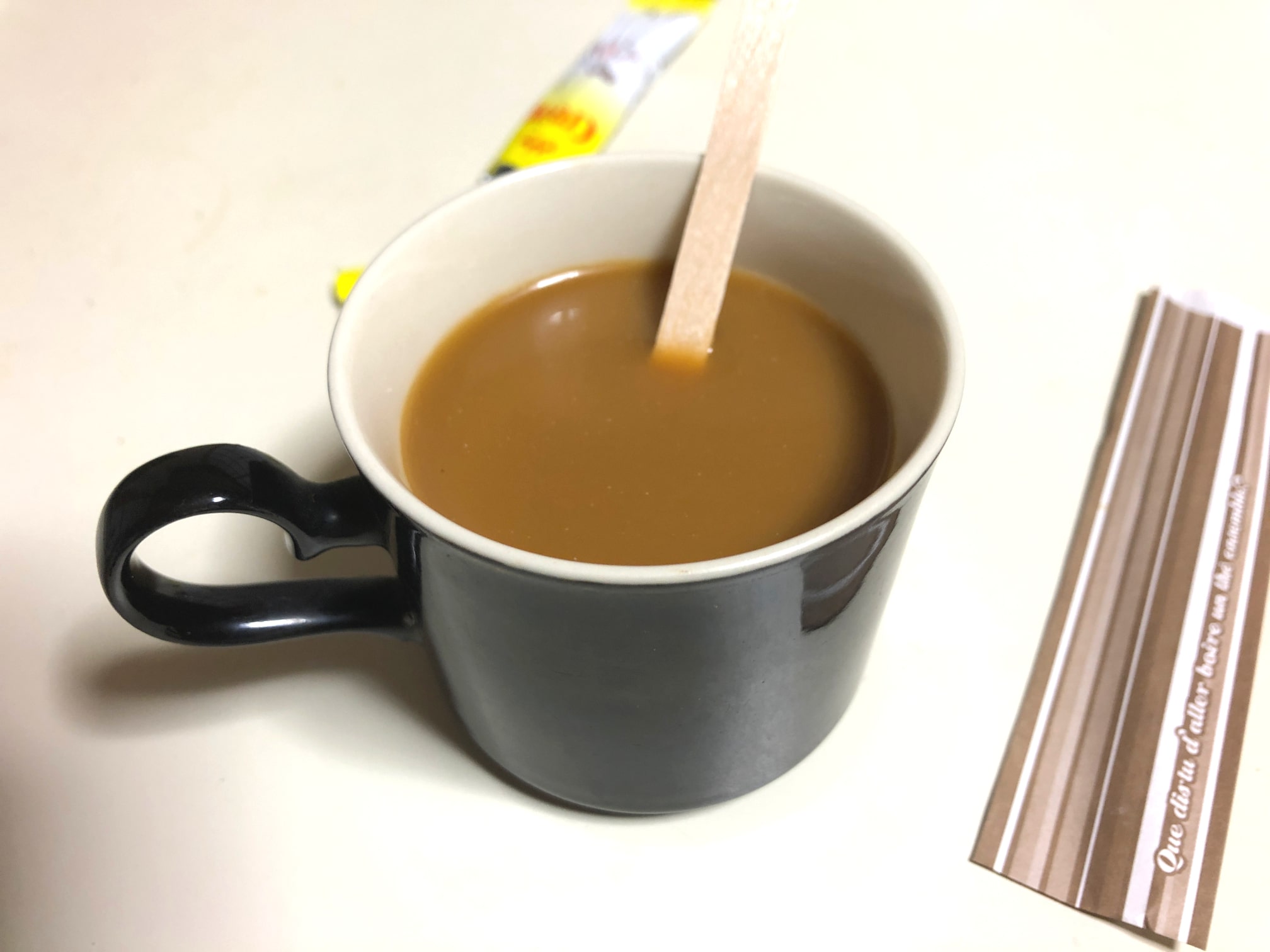 ステラブレンドはミルクのと相性が良いそうなので、ミルクを入れて飲んでみます