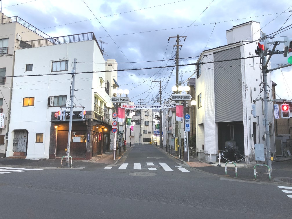 ずっとまっすぐ進んでいくと豊島通り中央商店街が右手に見えます