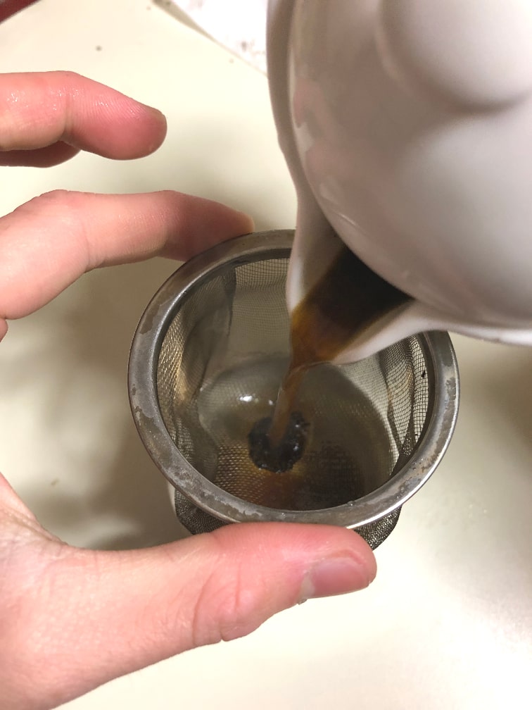 428コーヒーショップさんの キングアーサーブレンドのコーヒーオイルを含ませる淹れ方をするために茶こしで淹れていきます