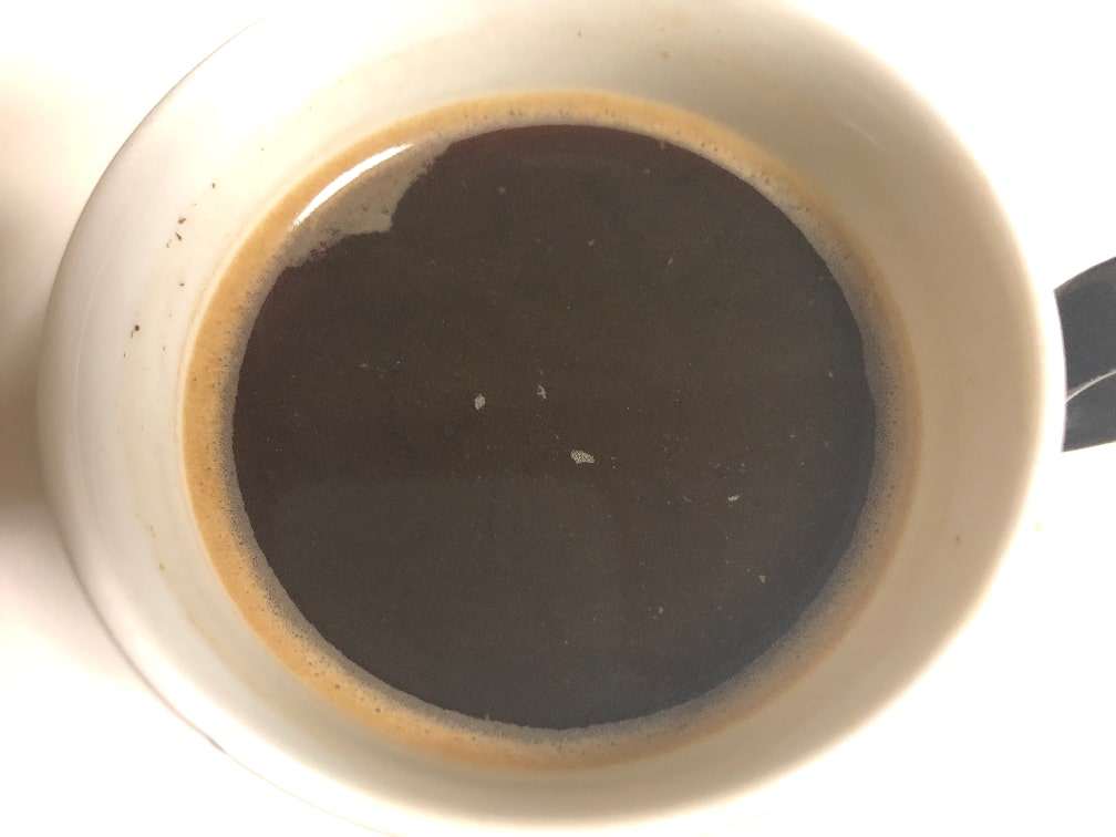 茶こしで淹れると、コーヒー豆の油脂が水面に浮いてます