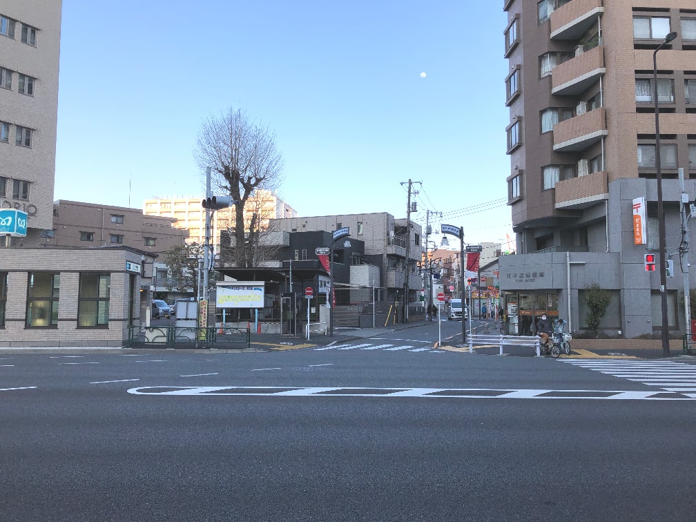 428コーヒーショップさんへは東京メトロ南北線王子神谷駅で降りて駅前に庚申通り商店街を進んでいきます