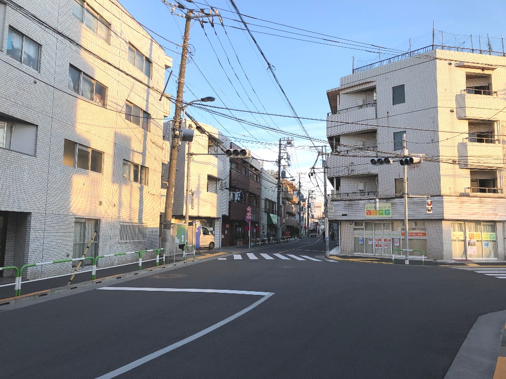 Beyond Z Coffeeに行くには都電荒川線の西ヶ原4丁目を降りて閑静な住宅街の道を進んでいきます