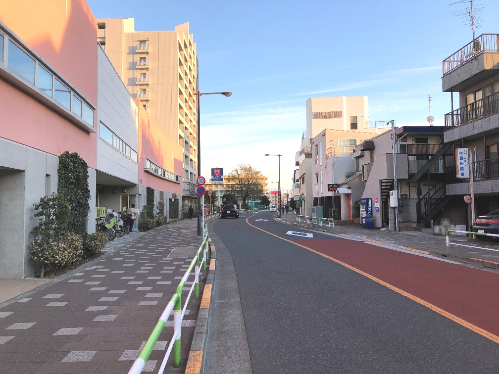 Beyond Z Coffeeに行くには都電荒川線の西ヶ原4丁目を降りて閑静な住宅街の道を進んでいきます