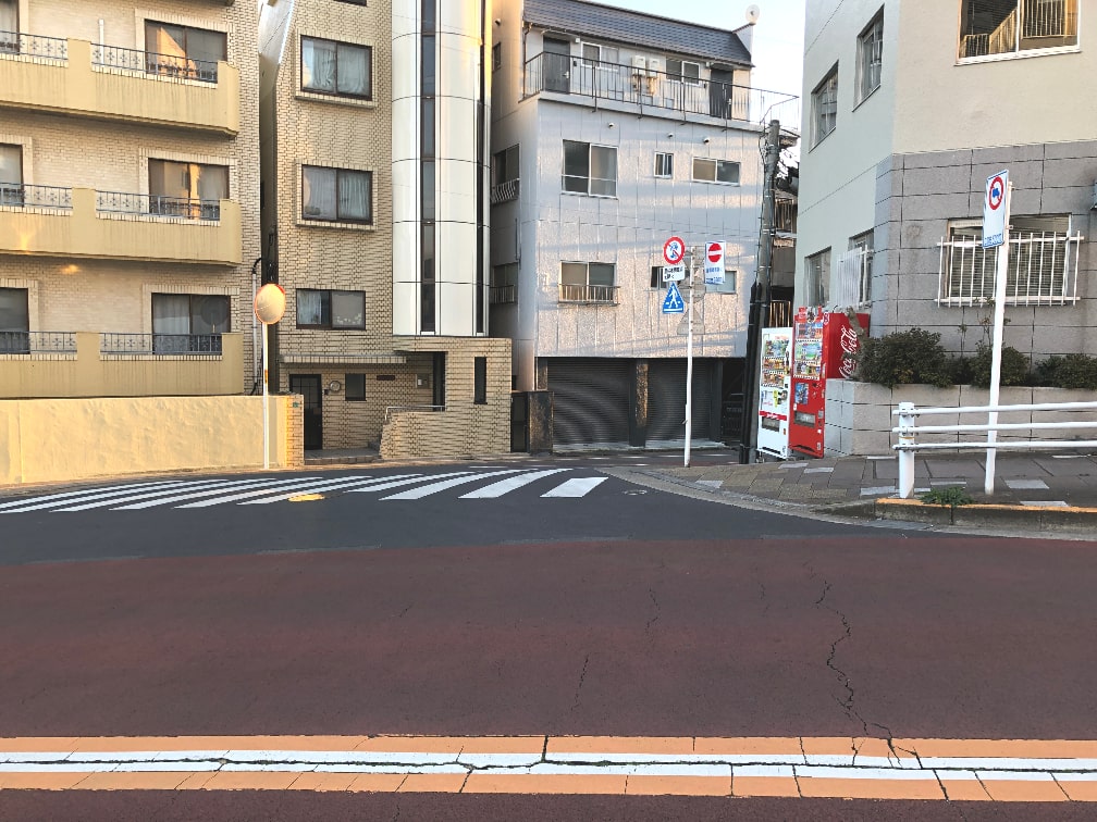 Beyond Z Coffeeに行くには都電荒川線の西ヶ原4丁目を降りて閑静な住宅街の道を進んでいきます