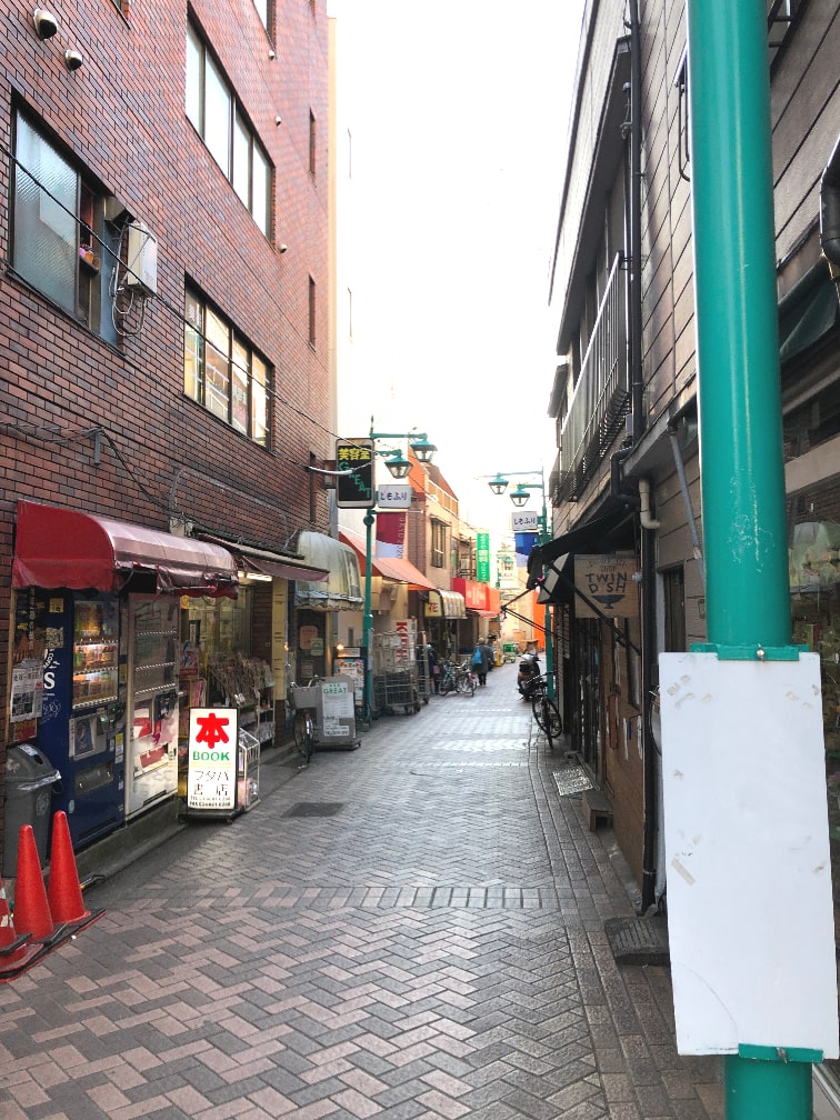 霜降銀座商店街を入ってすぐのところに百塔珈琲shimofuriがあります