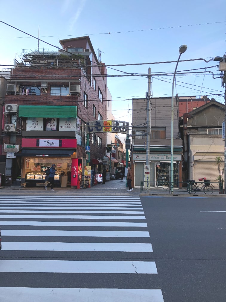 MIDDLE GARDEN COFFEE STANDに行くには駒込駅のJR東口（駒込銀座通り方面）へ出てさつき通り商店街を進んでいきます