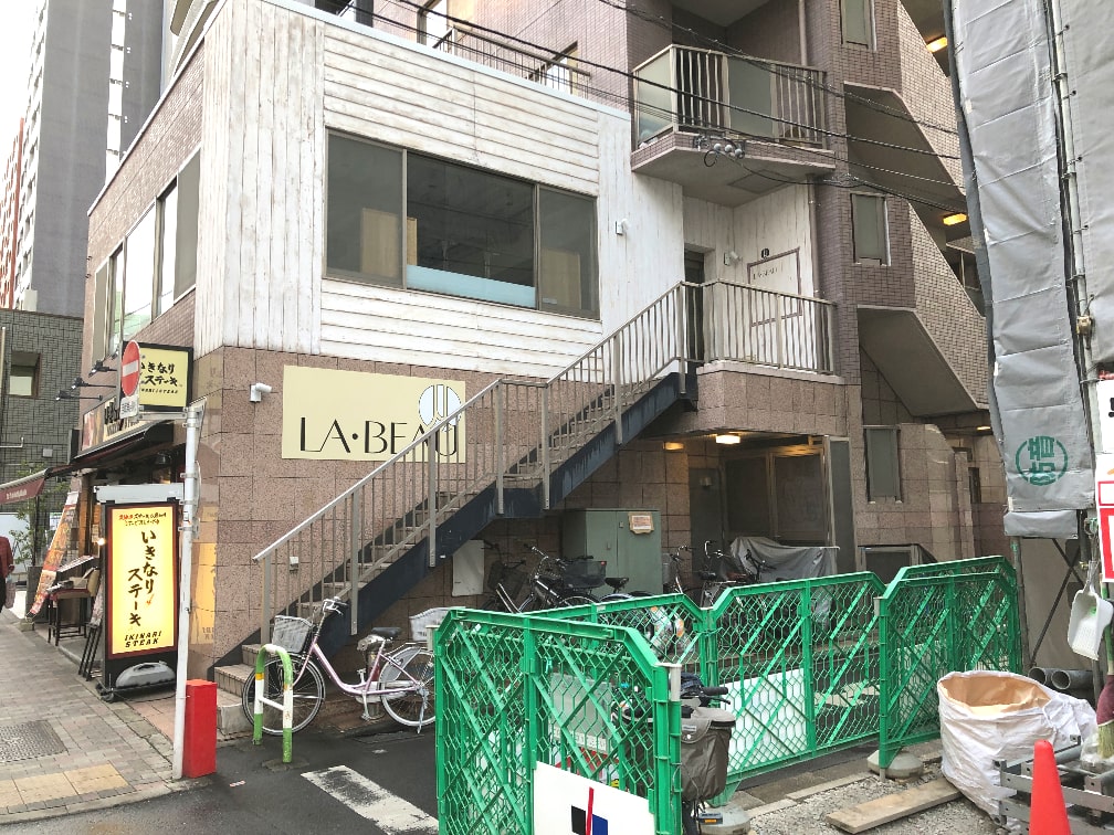 MIDDLE GARDEN COFFEE STANDに行くには駒込駅のJR東口（駒込銀座通り方面）へ出てさつき通り商店街を進んでいき、本郷通りを左へ曲がります